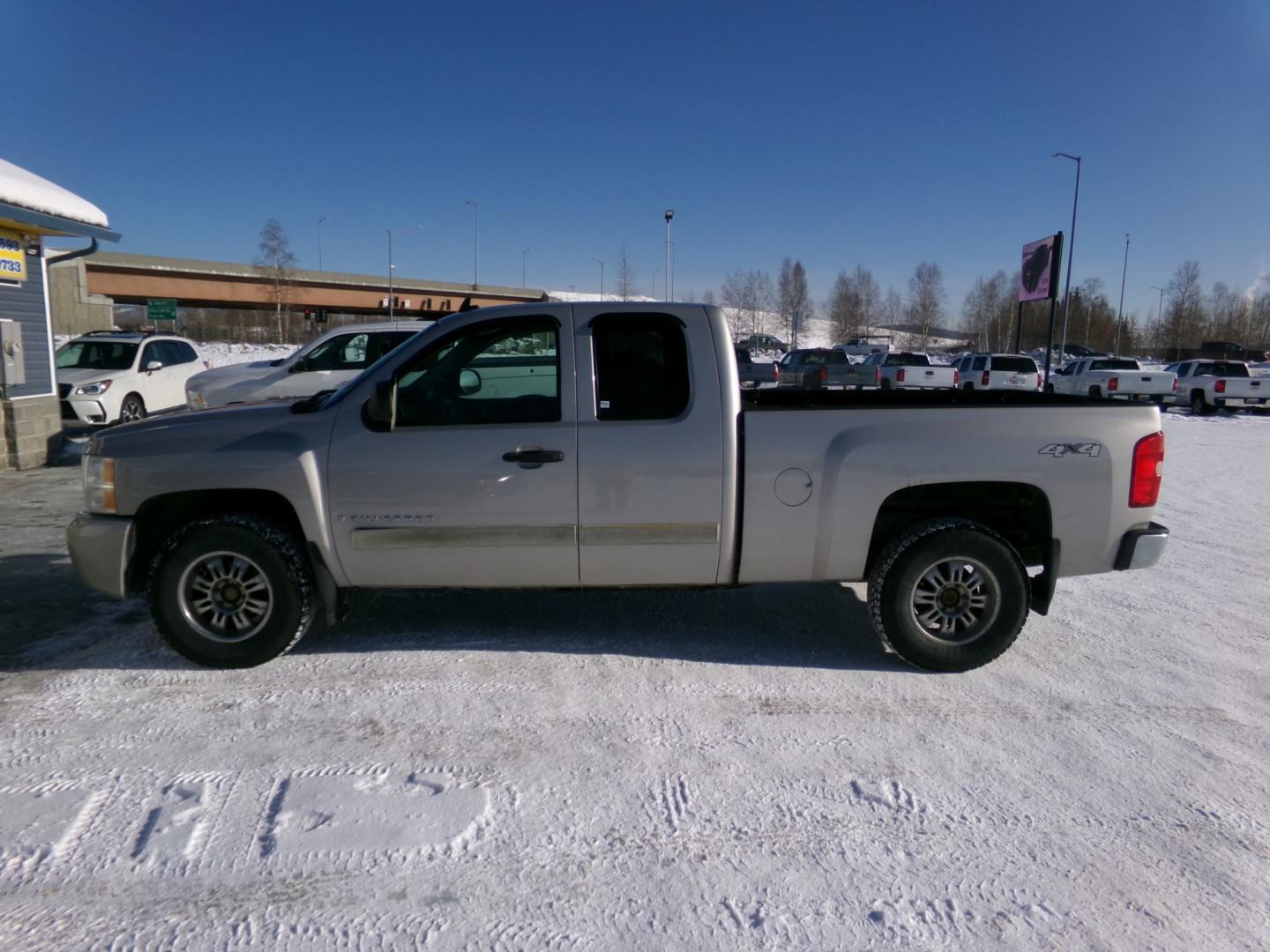 2007 Silver Chevrolet Silverado 1500 LT1 Ext. Cab 4WD (2GCEK19CX71) with an 4.8L V8 OHV 16V engine, 4-Speed Automatic Overdrive transmission, located at 2630 Philips Field Rd., Fairbanks, AK, 99709, (907) 458-0593, 64.848068, -147.780609 - Photo#2